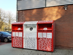 Kleidercontainer auf der Rückseite der Kleiderkammer